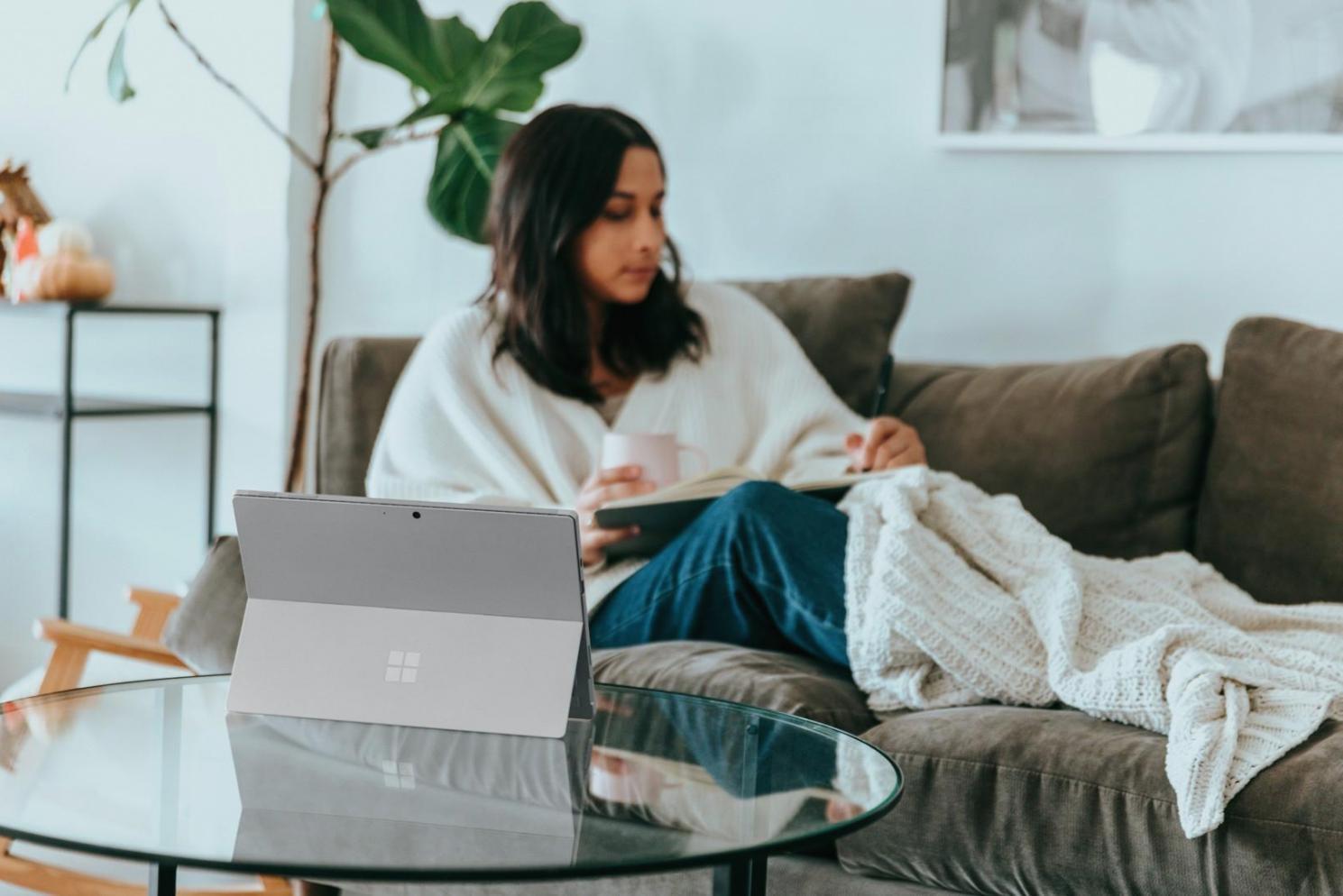 Gruppendiskussion über Finanzthemen in modernem Lernraum