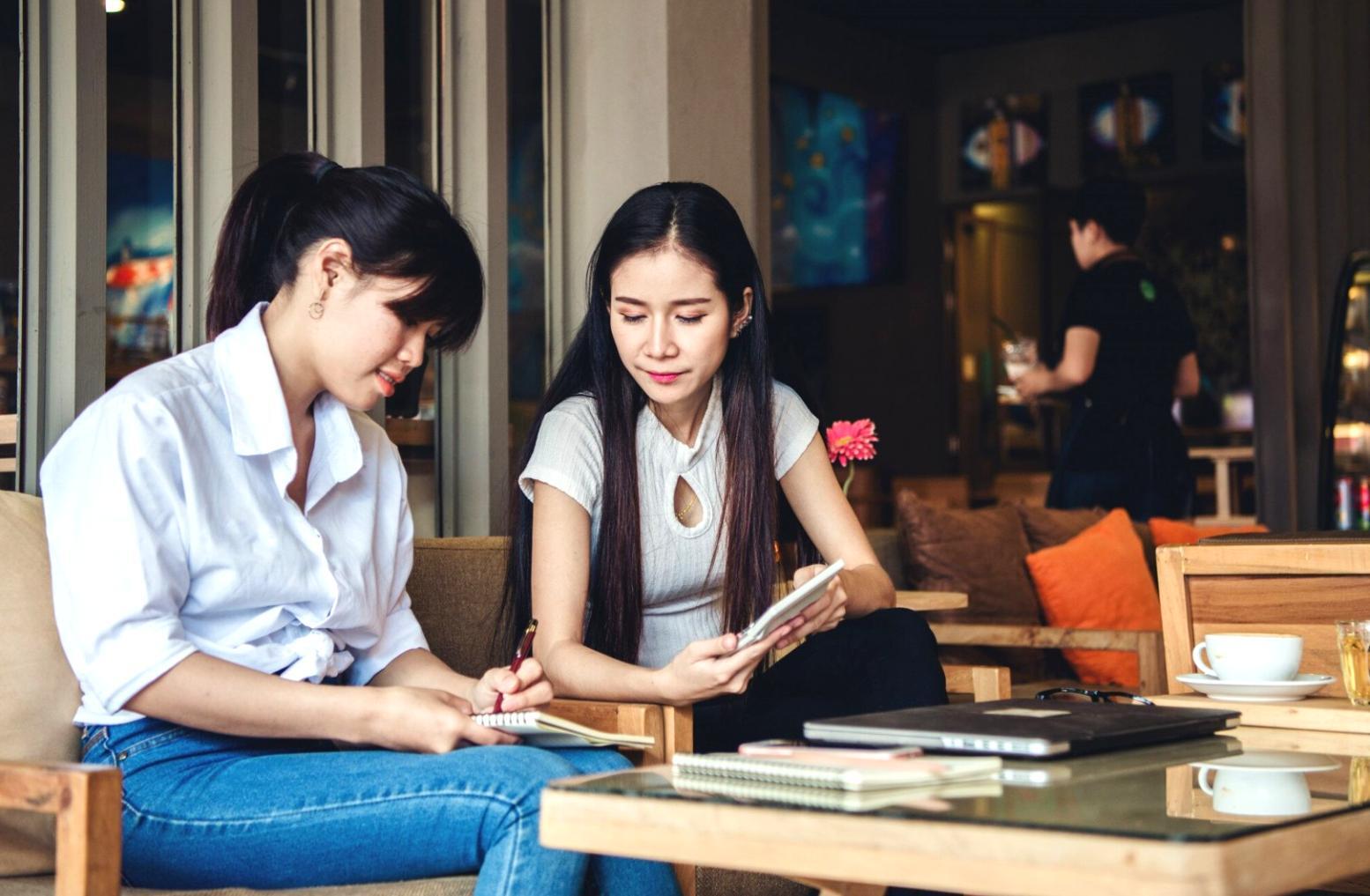 Person arbeitet konzentriert an Finanzübungen am Laptop