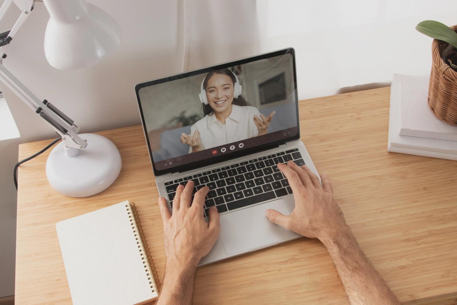 Arbeitsplatz mit Finanzunterlagen und digitalem Lernmaterial